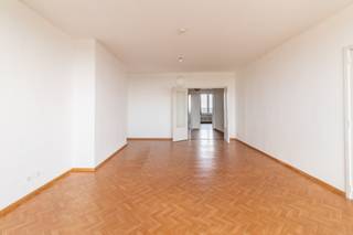 <p>Op de vijftiende verdieping van een verzorgde residentie, pal in het hart van Wilrijk, bevindt zich dit lichtrijke appartement met een adembenemend uitzicht over Antwerpen en de omliggende regio. Dankzij de centrale ligging bevinden alle voorzieningen zoals winkels, scholen en parken zich op wandelafstand – een absolute troef!</p><p>Het appartement omvat een inkomhal, een apart gastentoilet, een ruime en lichte woonkamer, een verzorgde keuken, een badkamer, twee comfortabele slaapkamers en twee aangename terrassen.</p><p>Verder beschikt het appartement over een individuele kelder, een private garagebox en toegang tot een gemeenschappelijke fietsenberging.</p>