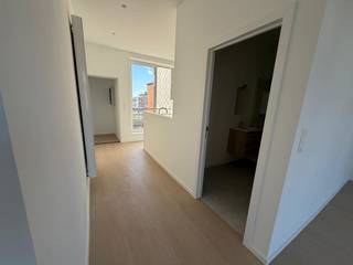 Lichtrijk en volledig vernieuwd appartement, gelegen op de tweede verdieping van een kleinschalig gebouw zonder lift.<br />Het appartement bestaat uit een aangename living, één slaapkamer, een volledig geïnstalleerde keuken, een douchekamer, een afzonderlijk toilet, een terras en een kelder.<br />De douchekamer is uitgerust met een inloopdouche en een enkele wastafel en biedt de mogelijkheid om een wasmachine te plaatsen.<br />Dankzij de ruime lichtinval geniet het appartement van een aangename en lichte leefomgeving.<br />Beschikbaar vanaf 1 oktober 2026. EPC: Label D. Lasten: 65€ per maand voor water en verwarming.