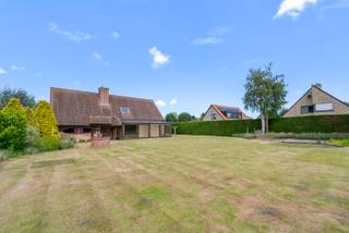 Perceel bouwgrond van 617 m² in de Hoekestraat te Westkapelle te koop.<br />De grond ligt in een residentiële villazone, op wandelafstand van het centrum van Westkapelle en op korte afstand van Knokke en het strand.<br /><br />Het perceel laat open bebouwing toe en is reeds opgemeten en afgepaald door een landmeter. Er rust geen bouwverplichting op. De perceelbreedte bedraagt 20 m en de toegelaten gevelbreedte 10 m. Volgens de verkavelingsvoorschriften is 30% van het perceel bebouwbaar, wat neerkomt op ongeveer 185 m².<br />Verdere bouwvoorschriften: maximaal 2 bouwlagen, nokhoogte beperkt tot 11 m, zadeldak met helling tussen 45° en 60°, inplanting op 5 m van de perceelsgrenzen.<br /><br />Contacteer immo NANO voor meer informatie of een bezoek ter plaatse.