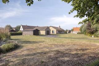 In a quiet location in Oostduinkerke, on the corner of Kerkhofstraat and Farasijnstraat, we find this single-storey villa for sale. The house to be refreshed is located on a plot of no less than 2,342m²!Looking for interesting real estate in Koksijde - Oostduinkerke? Be sure to read on!LAYOUT> Ground floor- Entrance hall with separate toilet- Sunny living area with wood fireplace- Kitchen- Dining area- Storage room with washing machine connection- Night hall- 3 bedrooms- Bathroom with bath and washbasin> The spacious attic (64m²) can also be perfectly furnished.> Outside, the spacious garden (2,342m²) has a garage (37m²) and a garden house (22.5 m²).STRENGTHS+ Very quiet location, near the dunes and Hof ter Hille golf course+ Single storey villa = suitable for lifelong living!+ Easily accessible, easy connection to the E40Interested in this home with many options in Oostduinkerke? Please do not hesitate to contact the file manager Sarah Velle at 0470 10 52 78 or sarah.velle@dewaele.com.