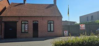 Het betreft een half open bebouwing met geklasseerde voorgevel. De woning heeft een grote zuidertuin die via de achtergelegen zijstraat ook bereikbaar is en een zeer mooi deels overdekt terras. Naast de woning is er is ook een bijgebouw dat mee geïntegreerd mag worden bij de woning.<br />Binnenin hebben we op het gelijkvloers de garage, een inkomhal, toilet, badkamer, slaapkamer eetkeuken en zithoek. Er is tevens een droge kelder.<br />Op de 1ste verdieping een zeer ruime zolder die ingericht kan worden als extra slaapkamers.<br />Voor verdere inlichtingen of bezoek gelieve onze vastgoedexpert Guy De Witte te contacteren op het nummer 0477904846