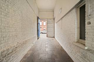 Te koop: vergunde opbrengsteigendom met een kantoor, 2 appartementen en groot magazijn in Ronse In de Olifantstraat in Ronse bevindt zich...