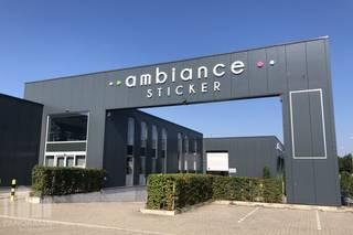 Bâtiment d'entreprise <strong>durable</strong> idéalement situé à vendre à Sint-Pieters-Leeuw, le long de la Chaussée de Mons, parfait pour les entreprises à la recherche d'une combinaison de visibilité, de fonctionnalité et d'une accessibilité stratégique.<br /><br />Ce bâtiment indépendant développe une superficie totale d'environ 1.555 m², comprenant 988 m² d'atelier / showroom / espace de stockage de haute qualité (hauteur libre de 5,80 m) et 567 m² d'espace de stockage (hauteur libre de 5,20 m), complétés par une mezzanine d'environ 217 m². Le bâtiment est équipé de <strong>2 quais de chargement et de 2 portes sectionnelles.</strong> Il dispose également d'environ 308 m² de bureaux modernes et lumineux situés au 1er étage.<br /><br />Sur le plan de la durabilité, ce bâtiment est parfaitement à jour : <strong>3 bornes de recharge, 88 panneaux solaires et 2 batteries</strong> garantissent une consommation énergétique optimisée.<br /><br />Implanté sur <strong>un terrain clôturé d'environ 3.079 m² et doté de 22 emplacements de parking privatifs,</strong> ce bien offre un confort exceptionnel tant pour le personnel que pour les visiteurs.<br /><br />Grâce à son architecture remarquable et à son excellente visibilité le long d'un axe très fréquenté, ce bâtiment constitue une véritable vitrine pour toute entreprise souhaitant renforcer son image. Sa configuration flexible le rend adapté à de multiples usages, tels que le stockage, le showroom, les activités de bureau ou encore la production légère. Son caractère résolument tourné vers l'avenir en fait un investissement de choix pour accompagner le développement et la professionnalisation de votre entreprise.<br /><br />Pour de plus amples informations ou pour organiser une visite sans engagement, contactez PANORAMA B2B au 02 540 20 20.