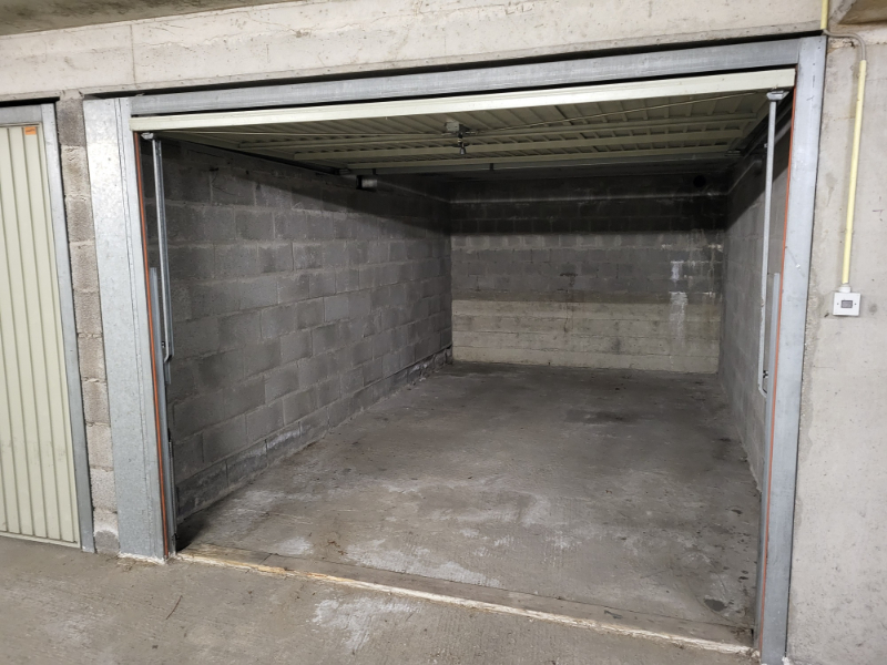 Garage box fermé à Oostduinkerke à vendre.Ce garage box facilement accessible est situé à Duinpark, Oostduinkerke sous la résidence De Wandelaar.