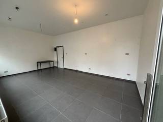 Mooie gezellige ruimte van 30 m² met veel daglicht en 2 grote uitstalramen.Gelegen op een druk rondpont met veel passage. Uw zaak zal dus goed gezien...