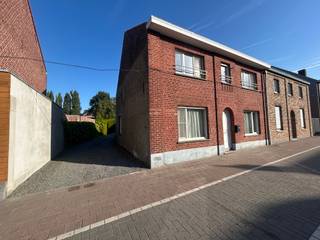<strong>Beselare - Woning met 4 slaapkamers mogelijk en dubbele garage te koop.</strong><br /><br /><strong>Indeling:</strong><br /><u>Gelijkvloers:</u> inkomhal/bureel, ruime living, keuken, slaapkamer, badkamer en wasplaats<br /><u>1ste verdieping:</u> 1 grote open ruimte (mogelijkheid voor 4 ruime slaapkamers + dressing)<br /><br /><strong>Troeven:</strong><br />+ Overal centrale verwarming<br />+ Droge kelder<br />+ Houtkachel voor de sfeer<br />+ Ventilatiesysteem<br />+ Ruime diepe tuin<br />+ Dubbele garage<br />+ Elektriciteit conform<br />+ Zeer veel lichtinval<br />+ Technische ruimte<br /><br />Dit is een vanafprijs.