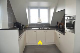 <em><strong>Duplex appartement in residentie Sevilla vlak bij het centrum</strong></em><br /><br />Op de <strong>4de verdieping</strong> : inkomhal, ruime lichtrijke woonkamer met zonneterras en open ingerichte keuken (met warme lucht- en microgolf oven, vaatwasser, elektrische kookplaat). Slaapkamer met douche en wastafel, apart toilet en een berging met aansluiting voor een wasmachine.<br /><br />Op de <strong>5de verdieping</strong> : grote slaapkamer met veluxraam, badkamer met ligbad, douche en lavabomeubel. Alsook een apart toilet.<br /><br />Op slechts 300 meter van het strand!<br /><br /><strong>EXTRA'S :</strong>
<ul>
	<li>Privatieve kelder</li>
	<li>Ruime gemeenschappelijke fietsenberging</li>
</ul>
<br /><strong>FRAIS </strong>: <br />Huur : € 850 / maand <br />Syndic : € 70 / maand<br /><br />Onmiddelijk vrij <br />Contract: 3-6-9jaar<br /><br /><span><em><strong>Gelieve ons te contacteren om een afspraak te maken. </strong></em></span><br /> 
