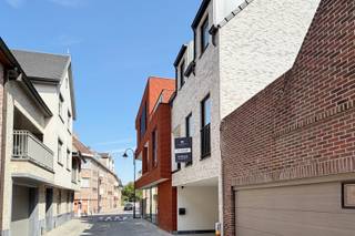 <div>Deze nieuwbouwwoning beschikt over een bewoonbare oppervlakte ca. 167 m² en is ingedeeld als volgt:<br />
<ul>
<li>Gelijkvloers: een carport met plaats voor 2 wagens, een inkomhal, een afzonderlijk toilet, een praktische berging en een fietsenberging</li>
<li>Eerste verdiep: een woonkamer met zit- en eethoek, een open keuken met keukeneiland, een praktische berging en een terras</li>
<li>Tweede verdiep: een nachthal, drie slaapkamers, een afzonderlijk toilet en een badkamer voorzien van inloopdouche en een dubbele wastafel.</li>
<li>Zolder: mogelijkheid tot afwerking zolder en plaatsen vaste trap (mits meerprijs)</li>
</ul>
<br />De ligging is uitstekend op slechts enkele stappen van de Markt en in de directe nabijheid van winkels, scholen, restaurants en recreatie. Daarnaast is de bereikbaarheid een grote troef, zowel met het openbaar vervoer als met de wagen, dankzij de directe verbindingen met de Knokkebaan en E40.<br /><br />De architectuur legt de nadruk op lichtinval, beleving en duurzaamheid. De woning is volledig fossielvrij en uitgerust met de nieuwste technologieën voor energiezuinig en milieuvriendelijk wonen. Zo beschikt de woning over vloerverwarming, aangesloten op een warmtepomp, fotovoltaïsche panelen en een hoogwaardige akoestische en thermische isolatie voor een optimaal comfort en energie-efficiëntie. Bovendien wordt de woning uitgerust met een ventilatiesysteem type D met warmteterugwinning en een warmwaterboiler geïntegreerd in de warmtepomp. Deze duurzame technologieën minimaliseren de ecologische voetafdruk en de maandelijkse energierekening en verhogen het wooncomfort.<br /><br />Bij de aankoop geniet je van hoogwaardige afwerkingsopties en veel keuzevrijheid. De koper kan zijn interieur naar wens vormgeven met voldoende ruime budgetten voor de sanitaire toestellen, de keuken en de vloerafwerking, te selecteren bij kwalitatieve leveranciers. Zo krijgt je woning een persoonlijke touch. <br /><br />Je bezoekers kunnen gebruikmaken van de ruime, gratis openbare parking aan de Sint-Corneliuskerk, gelegen op een zeer korte wandelafstand.<br /><br />Verlaagd BTW-tarief van 6% mogelijk op de volledige constructiewaarde, nu ook voor investeerders mits min. 15 jaar verhuur.<br /><br />Benieuwd naar deze leuk gelegen nieuwbouwwoning in het centrum? Een persoonlijke, vrijblijvende afspraak kan via guillian@landbergh.be of 09 278 78 79 </div>