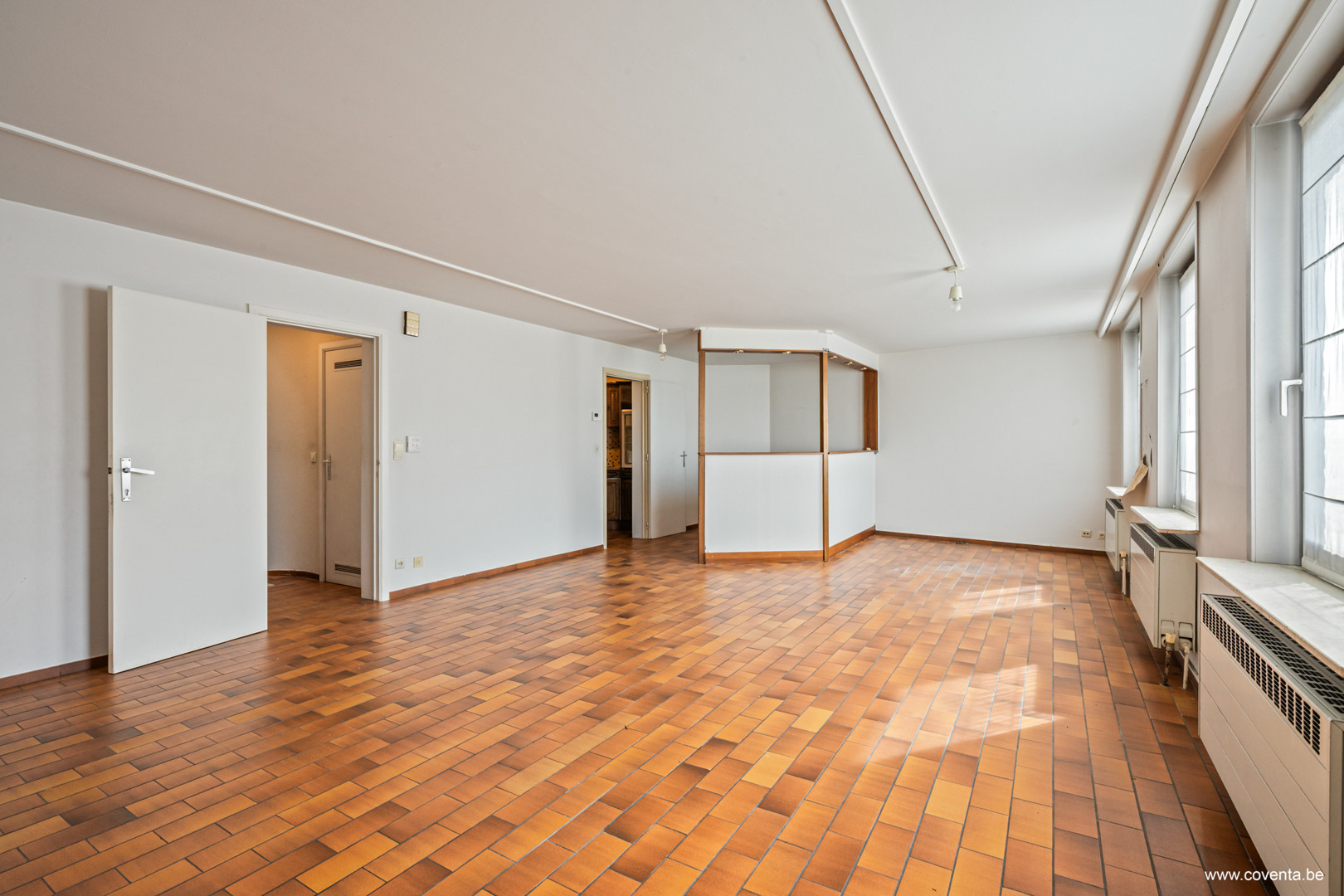 Handelspand met bovenliggend duplex appartement in het centrum van Roeselare - foto 4