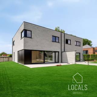 Deze energiezuinige en instapklare halfopen nieuwbouwwoning (lot 2) omvat op het gelijkvloers een inkomhal, toilet, garage met berging en...