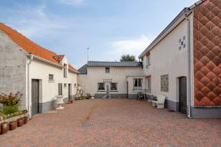 <p>Dit karaktervolle landhuis met stallen en een perceel van 16a is rustig gelegen in het landelijke Waanrode en biedt een uitzonderlijke opportuniteit voor wie op zoek is naar ruimte, charme en renovatiemogelijkheden. Met een bewoonbare oppervlakte van ca. 222 m² beschikt deze woning over royale volumes en een authentieke structuur die zich perfect lenen tot het creëren van een ruime en comfortabele gezinswoning.</p><p> </p><p>Bij het betreden van de woning ervaart u meteen het potentieel dat schuilt in de indeling en de beschikbare ruimte. De verschillende leefruimtes bieden tal van mogelijkheden om deze naar eigen smaak en hedendaagse normen in te richten. De bestaande structuur vormt een solide basis voor een grondige renovatie waarbij karakter en modern wooncomfort hand in hand kunnen gaan. Op de bovenverdieping kunnen meerdere slaapkamers en bijkomende ruimtes ingericht worden, afhankelijk van uw woonbehoeften. Het eigendom beschikt over een achterhuis en stallen, wat bijkomende perspectieven biedt voor uitbreiding, opslag of het uitoefenen van een zelfstandige activiteit. Dit maakt het geheel bijzonder interessant voor wie wonen en werken wenst te combineren of nood heeft aan extra ruimte voor hobby’s.</p><p> </p><p>Het dak werd reeds vernieuwd in 2022 en een groot deel van de ramen werd aangepakt in 2013, wat een belangrijke meerwaarde vormt en een goede basis biedt voor verdere renovatie. Buiten geniet u van een ruim perceel van 16a waar rust en privacy centraal staan. De groene omgeving en landelijke ligging zorgen voor een aangename woonbeleving, terwijl u toch vlot bereikbaar blijft. Daarnaast beschikt het eigendom over twee garages, waarvan één inpandig en één uitpandig, wat zorgt voor extra comfort en praktische mogelijkheden.</p><p> </p><p>Dit landhuis in Waanrode is een unieke kans voor wie op zoek is naar een woning met karakter en tal van mogelijkheden om een uitzonderlijke woon- en werkplek te realiseren. Neem contact op voor een bezoek en ontdek zelf het potentieel van deze eigendom.</p>