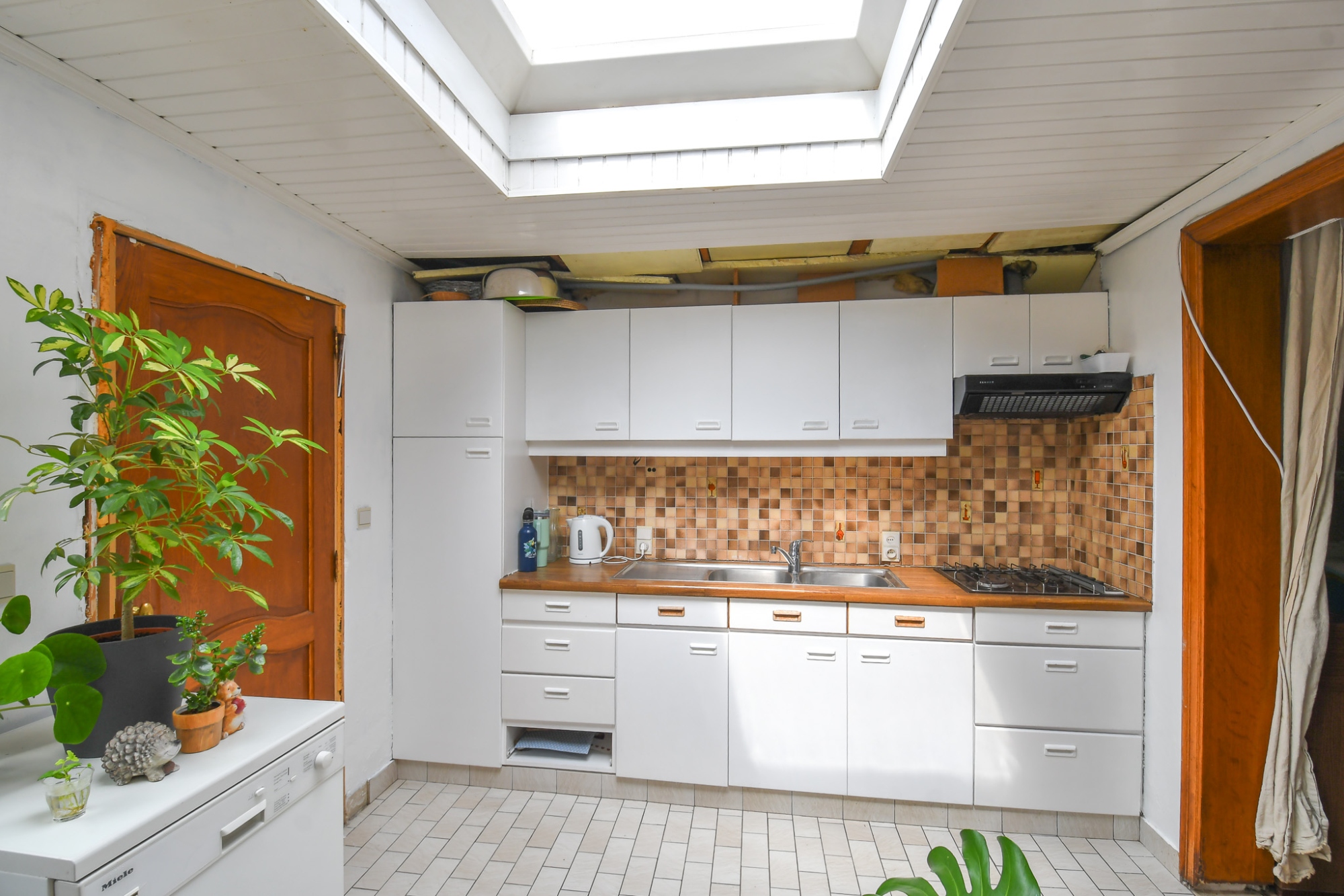 Gezinswoning met 3 slaapkamers, diepe tuin en enorm veel potentieel. - foto 5