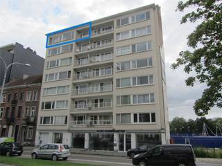 Dit energiezuinig 1-SLK appartement (48m²) is gelegen op de vesten langs de rand van de Mechelse binnenstad.<br />Winkels, openbaar vervoer en station zijn vlot bereikbaar op wandel- of fietsafstand. De algemene inkomhal van het gebouw werd zeer recentelijk vernieuwd en geeft een trendy indruk. Liften zijn volledig vernieuwd en conform wetgeving. Indeling flat: inkomhal, living op parket met aansluitend een terras, keuken (voorzien van gaskookplaat, dampkap, gecombineerde frigo/diepvries, ingebouwde microgolfoven, vaatwasmachine), badkamer (inloopdouche, lavabo, toilet), afzonderlijke slaapkamer.<br />Vanuit living en slaapkamer een mooi vergezicht over de stad.<br />Dit pand is ideaal als starterswoning of als studentenverblijf, maar zeker ook als investeringsobject met een mooi rendement.<br />Lift aanwezig in het gebouw.<br />EPC = label B<br />Er is steeds voldoende parkeermogelijkheid in de onmiddellijke omgeving van het gebouw (gratis parkeren met bewonerskaart)<br />Voor meer info of een bezoek ter plaatse contacteer Anne Raets via 0471/57 12 13 of stuur een mail naar info@buro14.be.