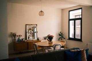 In de levendige buurt 2060 Antwerpen-Noord, op wandelafstand van Park Spoor Noord, bevindt zich dit lichtrijke en volledig gerenoveerde appartement van 70 m². Gelegen op de tweede verdieping van een kleinschalig gebouw met slechts drie appartementen, combineert het rust en privacy met een uitstekende ligging nabij het centrum, winkels, horeca en openbaar vervoer.<br /><br />Het appartement werd in 2023 volledig gerenoveerd en is instapklaar. De ruime leefruimte geniet dankzij grote raampartijen met driedubbel glas van veel natuurlijk licht. De open keuken sluit hier naadloos op aan en beschikt over een gezellig verhoogd zitgedeelte.<br /><br />De ruime slaapkamer bevindt zich aan de rustige achterzijde van het gebouw en beschikt over een ingebouwde kast. Aansluitend ligt een aangenaam terras waar je kan genieten van een ontbijt, aperitief of etentje in de zon.<br /><br />Het gelijkvloers wordt ingenomen door een handelspand zonder nachtactiviteiten. Dankzij het kleinschalige karakter van het gebouw en de afwezigheid van een lift blijven de gemeenschappelijke kosten zeer beperkt.<br /><br />Troeven op een rij<br /><br />✔ Volledig gerenoveerd in 2023<br />✔ EPC-label B<br />✔ 70 m² bewoonbare oppervlakte<br />✔ Ruime slaapkamer met ingebouwde kast<br />✔ Gezellig terras<br />✔ Kleinschalig gebouw met slechts 3 appartementen<br />✔ Lage gemeenschappelijke kosten<br />✔ Veel natuurlijke lichtinval<br />✔ Nabij Park Spoor Noord, openbaar vervoer en het centrum<br />✔ Instapklaar<br /><br />Voor meer informatie of een bezoek kan je contact opnemen via +32 494 49 80 77 of jefvdkeybus@gmail.com.