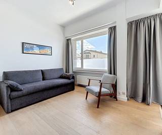 Res. Albatros. Fantastische studio gelegen in een zijstraat van de zeedijk. Meteen valt het prachtig zijdelingse zeezicht op vanuit de leefruimte. Door het uitzicht heeft u een heel lichtrijke studio. De studio geniet een luxueuze afwerking, Het is uiterst geschikt voor permanente bewoning, of als tweede verblijf voor de familie. De studio is gelegen in een rustige, doch centraal gelegen, omgeving waar de gezellige restaurants op wandelafstand liggen. De ideale uitvalsbasis aan zee dus! Indeling: Ruime leefruimte, open keuken, nachthal, Badkamer met douche en lavabo, slaaphoek voor stapelbed.