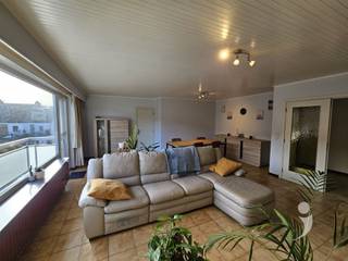 <p><span>Zeer gunstig en rustig gelegen 2 slaapkamer appartement , in het centrum van Herent. Vlakbij scholen, winkels en een goede verbinding met verbindingswegen.</span></p><p><span> </span></p><p><span>Het appartement is voorzien van een grote inkom met ruimte voor vestiaire.</span></p><p><span>Er is een grote leefruimte met keuken die voorzien is van kasten met toestellen. </span></p><p><span>Naast de leefruimte is er een mooi terras.</span></p><p><span>Er zijn 2 ruime slaapkamers met ingebouwde kasten. Er is tevens een praktische badkamer met douche, ingebouwde kast en wastafel.</span></p><p><span>Op de gang is een aparte  wc.</span></p><p><span>Bij het appartement is een ruime afgesloten garage en gelijkvloerse berging voorzien met wasplaats alsook een klein tuintje.</span></p><p><span> </span></p><p><span>Gemeenschappelijke kosten voor schoonmaak van de gangen en onderhoud van het gebouw bedragen €60.</span></p><p><span>Dit appartement kan flexibel vrij komen, de huidige huurder kan verhuizen op afspraak tussen nu en ten laatste 1 Februari 2025.</span></p><p><span>Interesse? Vraag uw bezoek aan via onze website.</span></p>