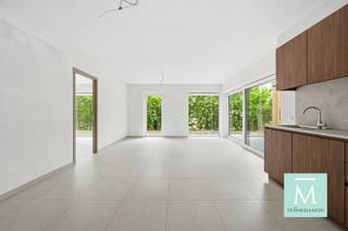 <p><span>Te huur: stijlvol nieuwbouwappartement met terras in Onze-Lieve-Vrouw-Waver</span></p><p><span>Op zoek naar comfortabel en modern wonen op een rustige, centrale locatie? Dit prachtige gelijkvloerse 1-slaapkamerappartement in een recent nieuwbouwcomplex in Onze-Lieve-Vrouw-Waver biedt alles wat u nodig heeft.</span></p><p><span>Dankzij de grote raampartijen baadt het appartement in natuurlijk licht en geniet u van een aangename open leefruimte met moderne afwerking. De gezellige woonkamer sluit naadloos aan op de open keuken, ideaal voor wie houdt van een hedendaagse woonstijl. Verder beschikt het appartement over één comfortabele slaapkamer, een moderne badkamer met douche en toilet, een praktische technische berging en een gezellig terras waar u heerlijk kan ontspannen.</span></p><p><span>Daarnaast is er een carportparking beschikbaar, verplicht bij te huren aan 75 per maand.</span></p><p><span>De ligging is een absolute troef: rustig wonen op wandelafstand van het centrum van Onze-Lieve-Vrouw-Waver, dichtbij winkels, openbaar vervoer en dagelijkse voorzieningen.</span></p><p><span>Een instapklaar appartement waar comfort, licht en ligging perfect samenkomen.</span></p><p><span>Geïnteresseerd in dit fijne appartement? Contacteer ons dan spoedig op </span><span>015/20.20.82</span><span> of via </span><span>info@demakelaardij.be</span><span> voor een bezoek ter plaatse!</span></p>