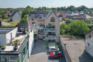 Dit prachtige appartement te koop op de tweede en derde verdieping combineert authentieke charme met modern wooncomfort. Het maakt deel uit van...