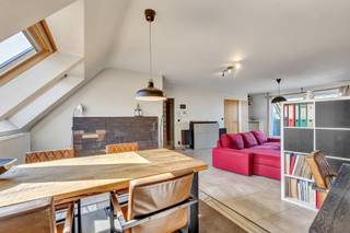<p>Op wandelafstand van het<strong> centrum</strong> van Ninove bevindt zich dit instapklare en goed onderhouden appartement met een bewoonbare oppervlakte van 100 m². <strong>Garage optioneel </strong>aan te kopen aan € 25 000.<br />Via de ruime inkomhal bereikt u de<strong> lichtrijke leefruimte</strong> van maar liefst <strong>46 m²</strong>. Verder beschikt het appartement over een aparte keuken van 8 m² en een aangenaam westgericht terras van 8 m², waar u optimaal van de avondzon kunt genieten. Het appartement telt<strong> twee volwaardige slaapkamers,</strong> waarvan er één eveneens perfect kan worden ingericht als bureau of thuiswerkplek. Daarnaast nog een badkamer en een afzonderlijk toilet. Het gebouw dateert van 2006. Het appartement is uitgerust met<strong> PVC-ramen met dubbele beglazing</strong>, individuele verwarming op <strong>aardgas</strong> met radiatoren en een <strong>conforme elektrische installatie</strong>. Het gunstige <strong>EPC-label bedraagt B</strong>. Dankzij de centrale ligging bevinden de belangrijkste invalswegen, het openbaar vervoer en tal van voorzieningen, waaronder winkels, scholen en horecazaken, zich op korte afstand. Een garagebox kan optioneel worden aangekocht voor € 25.000.</p>