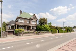 Deze karaktervolle woning, gelegen op een perceel van 1.500 m², biedt uitzonderlijk veel ruimte en authenticiteit. <br /><br />U komt de woning binnen via de lichtrijke inkom met traphal en u vindt enerzijds een gezellige zithoek en anderzijds een eerste grote lichtrijke leefruimte met aanpalend een bar/bureau. Deze staat in verbinding met de geriefelijke keuken en een 2de grote leefruimte. Op het 1ste verdiep bevinden zich 4 ruime slaapkamers, waarvan een met badkamer ensuite, een berging en de badkamer. Grote zolder die nog extra mogelijkheden biedt. Volledig onderkelderd (garages, berging, wasplaats, wijnkelder en stookruimte).<br /><br />Extra troeven <br />- Mogelijkheid om extra stuk bouwgrond aan te kopen van 1290 m2<br />- Perfect onderhouden <br />- Volledig onderkelderd <br />- Enorme zolder met potentieel<br />- Mogelijkheden voor vrije beroepers <br /><br />Kortom, een unieke kans om uw droomwoning te realiseren in het hartje van Ingooigem.