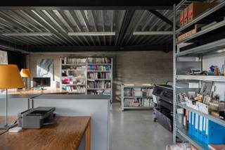<strong>Verkoop uitsluitend via een aandelentransactie. De waarde van de aandelen werd vastgesteld op € 460.000. De onderliggende vastgoedwaarde ligt hoger.</strong><br /><br /><strong>Karaktervol atelier, kantoor en/of opslagruimte van 300 m², verdeeld over twee niveaus van telkens 150 m².</strong><br /><br />Deze polyvalente ruimtes maken deel uit van een karaktervol industrieel gebouw (BJ 2009) met een beperkt aantal entiteiten in Sint-Amandsberg. De ligging in tweede bouwlijn garandeert een rustige, groene omgeving en biedt bovendien ruime parkeergelegenheid.<br /><br />De grote raampartijen zorgen voor een overvloed aan natuurlijk licht en bieden een mooi zicht op het omliggende groen. Dankzij de doordachte indeling lenen beide verdiepingen zich voor uiteenlopende invullingen, zoals kantoor, atelier, showroom of opslag.<br /><br />Beide verdiepingen zijn afzonderlijk toegankelijk. De gelijkvloerse ruimte beschikt tevens over een poort. De eerste verdieping is bereikbaar via zowel een buitentrap als een interne trap.<br /><br />Een belangrijke meerwaarde zijn de 17 zonnepanelen, in combinatie met een thuisbatterij en twee airco’s. Deze voorzieningen dragen bij aan aanzienlijk lagere energiekosten en een verhoogd comfort. Ook regenwater wordt gerecupereerd. <br /><br />Op de eerste verdieping werd een sfeervolle studio ingericht. Domiciliëring op dit adres is echter <u>niet</u> toegestaan!<br /><br />Er zijn vier bovengrondse parkeerplaatsen voorzien.<br /><br /><strong>Kortom, een ideale opportuniteit voor ondernemers, zelfstandigen en creatieve professionals die op zoek zijn naar een veelzijdige ruimte op een vlot bereikbare locatie nabij Gent.</strong><br /><br />Voor meer informatie, mail naar info@carloeggermont.be