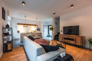 Gerenoveerde hoekwoning te koop in Harelbeke met 3/4 slaapkamers, inpandige garage, zonnige tuin en dakterras. <br /><br />Bij het binnenkomen kom je terecht in de ruime, lichtrijke leefruimte, die overgaat in de open, volledig uitgeruste keuken met zicht op de tuin. Aansluitend bevindt zich een praktische berging, van waaruit je toegang hebt tot de kelder. Verder is er op het gelijkvloers een apart gastentoilet en een inpandige garage. Parkeren kan bovendien ook voor de woning.<br /><br />De woning beschikt over een zuidgerichte tuin én een dakterras.<br /><br />Op het eerste verdiep bevinden zich 2 slaapkamers en een ruime badkamer, uitgerust met bad, douche, dubbele lavabo en toilet. Vanuit dit verdiep bereik je eveneens het dakterras.<br /><br />Via een vaste trap kom je op het tweede verdiep, waar de zolder volledig werd ingericht als 3de slaapkamer, met aansluitend een dressing of bureauruimte of een 4de slaapkamer.<br /><br />PLUSPUNTEN:<br />+ Nieuwe centrale verwarming met hoogrendementsketel op gas<br />+ Nieuwe PVC ramen met HR glas <br />+ Volledig gerenoveerd in 2020<br />+ Zonnepanelen <br /><br />Meer info of bezoek? Bel Amber op 0470 11 17 12