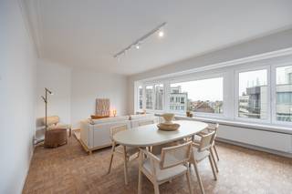 <ul>
	<li>Dit <strong>ruim (110m<sup>2</sup>) drie slaapkamer</strong> appartement is gelegen langs de Alfons Pieterslaan, vlakbij: <strong>strand</strong>, winkels, centrum, ...</li>
	<li>Vanop de <strong>6e verdieping </strong>(penthouse) geniet je er van veel natuurlijk daglicht en een mooi <strong>open zicht!</strong></li>
	<li>Het appartement heeft in 2026 een kwalitatieve <strong>totaalrenovatie</strong> genoten met kwalitatieve materialen zoals: parketvloer, <strong>ingemaakte kasten</strong>, perfect afgewerkte keuken, ...</li>
	<li>De indeling is als volgt: inkom, leefruimte met open keuken, drie ruime slaapkamers, berging, toilet, badkamer, terras achteraan en kelderberging.</li>
	<li>Bijkomende kenmerken: <strong>gunstige EPC score</strong>, conforme elektrische keuring en asbest veilig attest.</li>
	<li>Tevens is er een mogelijkheid om de meubels bijkomend aan te kopen.</li>
	<li>Het ideale woonappartement of tweede verblijf.</li>
</ul>