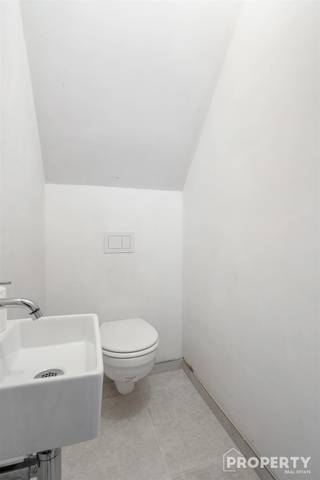 <p><span>Penthouse in een kleinschalig nieuwbouwproject bestaande uit 5 hoogwaardig afgewerkte appartementen.</span></p><p><span><br />- verzorgde inkomhal </span></p><p><span>- ruime open woonkamer met een volledig geïnstalleerde keuken</span></p><p><span>- 3 slaapkamer</span></p><p><span>- 2 geïnstalleerde badkamers </span></p><p><span>- gastentoilet</span></p><p><span>- zonneterras</span></p><p><span><br />Een garage, staanplaats of individuele berging kan optioneel worden aangekocht.<br /><br /></span></p><p><span>Gemeenschappelijke fietsenberging voorzien.<br /><br />Voor meer info of een bezoek, bel 0476 46 12 87</span></p><p><span> </span></p>