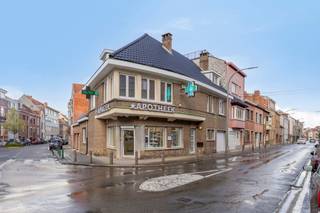 <p>Ontdek dit uitzonderlijk ruime en volledig gerenoveerde triplex appartement, gelegen aan de Sterstraat 96 te Drogenbos. Deze centrale locatie biedt een uitstekende combinatie van rust, bereikbaarheid en nabijheid van alle dagelijkse voorzieningen. Winkels, scholen, openbaar vervoer en belangrijke verbindingswegen richting Brussel, de Ring en de omliggende gemeenten bevinden zich op korte afstand, waardoor u geniet van een bijzonder praktische woonomgeving.<br /><br />Het appartement werd grondig gerenoveerd na 2019 en verkeert in uitstekende staat. Dankzij de royale oppervlakte en doordachte indeling is dit een ideale woonst voor gezinnen of voor wie op zoek is naar extra ruimte.<br /><br />Via de inkom bereikt u de eerste woonverdieping, waar een ruime en volledig uitgeruste keuken met aansluitende berging u alle comfort biedt voor het dagelijkse leven. De lichtrijke leefruimte vormt het centrale hart van het appartement en creëert een aangename sfeer om te ontspannen en gasten te ontvangen. Op deze verdieping bevinden zich eveneens een badkamer en twee volwaardige slaapkamers.<br /><br />De bovenliggende verdieping biedt nog eens drie extra slaapkamers, waardoor het appartement in totaal over vijf slaapkamers beschikt. Deze ruimtes kunnen uiteraard ook perfect ingericht worden als bureau, dressing, hobbyruimte of logeerkamer.<br /><br />Dankzij de kwalitatieve renovatie, de uitzonderlijke ruimte en de gegeerde ligging nabij Brussel betreft dit een unieke opportuniteit voor zowel eigen bewoning als investering. Bovendien bestaat de mogelijkheid om een garage aan te kopen.<br /><br />📞 Contacteer ons vandaag nog voor meer informatie of een bezoek ter plaatse:<br /><br />📧 nils.deblock@weinvest.be<br />📱 0497 248 251</p>