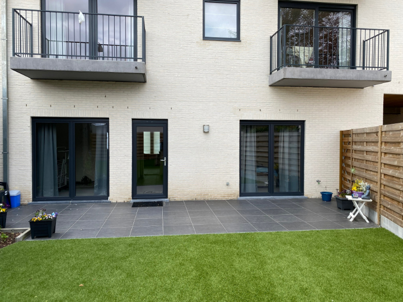 Heel recent en ruim (+/- 125 m²) gelijkvloers appartement met ruim zonnig terras en kunstgras tuin TE HUUR via EXPERT-IMMO - photo 3