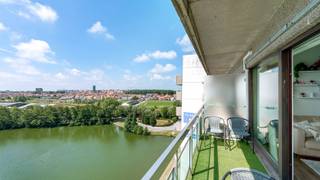 Leuk appartement met een schitterend uitzicht over Heist en hinterland. Aan de zonnekant een groot zonneterras met prachtige zichten op het meer. Uitstekende locatie vlakbij het strand van Heist en Duinbergen.<br /> <br />De studio werd netjes vernieuwd en elke ruimte werd optimaal benut, zodat u zorgeloos kunt verblijven aan de zee. Verder bent u zeker van een gunstig energielabel en een blanco elektriciteitskeuring.<br /><br />Indeling: Inkomhal met vestiaire, gezellige leefruimte met toegang tot een breed zonneterras met een perfecte zuidwest-oriëntatie, een ingerichte open keuken, een badkamer met douche en toilet en een aparte slaapruimte met een heerlijk uitzicht om te ontwaken. <br />Verder beschikt de studio nog over een extra ruimte (op vandaag ingericht met een stapelbed) en een praktische berging voor kleren, poetsgerief, etc. ...<br /><br />Op het domein zelf kunt u gebruik maken van een binnenzwembad en een leuk een stukje privé strand aan de prachtige waterplas.<br /> <br />Bezoeken of meer informatie? <br />Contacteer Sacha Vanrafelghem op GSM 0487/43.79.10