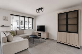 In een rustige straat in Oostkamp bevindt zich deze gerenoveerde woning, waar wooncomfort en een gunstige ligging hand in hand gaan. Dankzij de nabijheid van het station, openbaar vervoer, winkels en sportvoorzieningen geniet u hier van een praktische woonomgeving.<br /><br />Via de inkomhal betreden we de woning, die ons leidt naar de ruime en lichtrijke leefruimte met eetplaats. De open indeling en grote raampartijen zorgen voor een luchtig en aangenaam woongevoel. Door het schuifraam baadt de ruimte in natuurlijk licht en vormt deze een naadloze verbinding met de tuin. Aansluitend bevindt zich de volledig uitgeruste keuken, stijlvol ingericht en voorzien van alle comfort voor dagelijks gebruik. Verder beschikt het gelijkvloers over een berging met aansluitingen voor wasmachine en droogkast, evenals een apart gastentoilet. De eerste verdieping beschikt over twee volwaardige slaapkamers en een moderne badkamer met ligbad, inloopdouche, dubbele lavabo, spiegelkast en handdoekdroger. Via een zolderluik kunt u zich begeven tot de zolder.<br /><br />Buiten geniet u van een zuid-oost gerichte, aangelegde tuin, ideaal om de hele dag door van de zon te genieten. Een praktische tuinberging maakt de eigendom compleet.<br /><br />De vermelde prijs is een richtprijs; elk bod, hoger of lager, wordt voorgelegd aan de eigenaar die zich het recht voorbehoudt om dit te aanvaarden of te weigeren.<br /><br />Neem voorsprong met een vrijblijvende, gratis schatting van uw eigendom via:<br />www.residentievastgoed.be/gratisonlineschatten