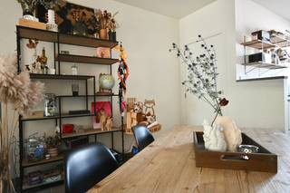 <p>Bent u op zoek naar een comfortabel, rustig en uitstekend gelegen woning voor een tijdelijke huurperiode van één jaar? Dan is deze woning te Maria-Aalter precies wat u zoekt! De woning geniet van een uitstekende ligging vlakbij het station van Maria-Aalter, met een vlotte treinverbinding naar Gent, Brugge, Oostende en Brussel. Ook de E40 bevindt zich vlakbij, waardoor de woning bijzonder geschikt is voor professionals die zich gemakkelijk willen verplaatsen. <strong>Ideaal voor expats, projectmedewerkers en tijdelijke professionele opdrachten.</strong><br />Met een genereuze bewoonbare oppervlakte van 167 m² en een perceel van 189 m² is dit een instapklare thuis die alle verwachtingen overtreft. Bij binnenkomst wordt u verwelkomd in een lichte en ruime woonkamer, waar comfort en sfeer samenkomen. Een aansluitende eetkamer met open keuken vormt de ideale plek voor gezellig samenzijn. Verder zorgt een onderhoudsvriendelijk tuintje met praktische terras voor een ideale binnen-buiten beleving. Verder beschikt de woning over 3 comfortabele en ruime slaapkamer(s), een goed onderhouden en praktische badkamer en nog een extra verdiep waar de invulling nog op u wacht.<br /><br />De moderne architectuur en het onderhoudsvriendelijke aspect maken deze woning meer dan een simpel huis; het is een warm thuis waar u zich direct welkom zult voelen en dit nabij winkels, horeca, recreatie/park en dagelijkse voorzieningen. <br /><br /><u><strong>Belangrijk!</strong></u> <strong>deze woning wordt uitsluitend aangeboden voor tijdelijke bewoning gedurende één jaar.</strong> Ze is bedoeld voor kandidaten die reeds een hoofdverblijfplaats hebben of slechts tijdelijk in de regio verblijven. De woning is niet bedoeld als hoofdverblijfplaats met domicilie. Wij zoeken een correcte huurder die respect heeft voor de woning en de rustige omgeving.<br /><strong>Beschikbaar vanaf: 1 november 2026 </strong><br />Huurprijs: € 1000 per maand. <br /><strong>Interesse? </strong>Neem contact op met <strong>Kim</strong> voor meer informatie of een bezichtiging via <strong>0477 751 893</strong> of <strong>kim@lannimmo.be</strong><br /> </p>