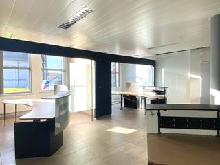 Bent u op zoek naar een ruime en functionele kantoorruimte voor uw onderneming? Deze instapklare kantoorruimte van 160 m² biedt tal van mogelijkheden en is ideaal voor vrije beroepen, zelfstandigen, dienstverlenende bedrijven of administratieve activiteiten.<br /><br />De ruimte beschikt over een aparte inkom, wat zorgt voor extra privacy en een professionele uitstraling voor uw klanten en medewerkers. Het kantoor is reeds ingericht met burelen en op maat gemaakte kasten, waardoor u meteen aan de slag kan zonder bijkomende investeringen.<br /><br />Dankzij de praktische indeling en het ruime oppervlak kan de ruimte flexibel worden ingericht volgens uw noden: individuele kantoren, open workspace, vergaderruimte of een combinatie hiervan.<br /><br />Bovendien geniet u van een centrale ligging in hartje Pittem, met voldoende parkeergelegenheid in de directe omgeving, wat zorgt voor een vlotte bereikbaarheid voor zowel medewerkers als bezoekers.<br /><br />Interesse? Neem gerust contact op voor meer informatie of een bezichtiging - 0470/88.43.41<br /><br />PLUSPUNTEN:<br />* RUIM<br />* APARTE INKOM<br />* BURELEN INBEGREPEN<br />* LIGGING<br />* PARKEERGELEGENHEID