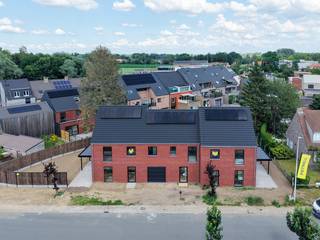 <ul>
<li>Energiezuinig (E30)</li>
<li>Ruime percelen</li>
<li>3-4 slaapkamers</li>
<li>Garage of carport mogelijkheden</li>
</ul>
<br />OMGEVING<br />De Kruisenstraat is gunstig gelegen nabij de dorpskern van Kalken, met voorzieningen zoals supermarkten, scholen, winkels en openbaar vervoer in de directe omgeving. Bovendien zorgt de nabijheid van de op- en afritten van de E17 en de R4 voor een goede bereikbaarheid. Ideaal voor wie de nabijheid van het bruisende Gent wil combineren met een rustige woonomgeving.<br /><br />INDELING<br />Dit project omvat 3 gesloten en 2 halfopen woningen. De gesloten woningen zijn voorzien van een inpandige garage en aan de halfopen woningen kan optioneel een carport geplaatst worden. Via de inkomhal met apart toilet kom je in de leefruimte met keuken terecht. Via de keuken kan je in de garage of in de berging makkelijk boodschappen stockeren. Op het eerste verdiep bevinden zich 3 ruime slaapkamers, een apart toilet en een badkamer. Er is een mogelijkheid om de zolder als een ruime 4e kamer in te richten.<br /><br />E-PEIL<br />De woningen beschikken over vloerverwarming op zowel het gelijkvloers als de eerste verdieping, aangedreven door een energiezuinige lucht-water warmtepomp. Waar nodig zorgen zonnepanelen voor extra ondersteuning om het gewenste E-peil te behalen.<br /><br />WONING OP MAAT | JOUW WONING, JOUW STIJL<br />Maak van deze woning jouw droomhuis op maat! Voeg je eigen smaak en persoonlijkheid toe en kies zelf de keuken, vloer en badkamer van jouw instapklare woning. Een eigen stek op maat van jouw wensen en stijl. Jij kiest, Potrell voert uit. Zo makkelijk is het!