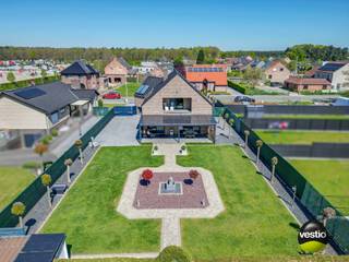 ENERGIEZUINIGE WONING OP 13,52 ARE TE OPGLABBEEK<br /><br />Deze ruime en lichtrijke woning is gelegen langs de Speeltuinstraat vlakbij het centrum van Opglabbeek en de nabijgelegen fietsroutes en prachtige wandelpaden in de natuur. Maar ook de omliggende gemeentes Genk, As, Bree en Maaseik zijn van hieruit vlot bereikbaar. Het gekende hippisch complex “Sentower Park” ligt trouwens op slechts 100 meter van de woning.<br /><br />De woning werd gebouw in 1998 en werd doorheen de jaren uitzonderlijk goed onderhouden. Bovendien kan de woning een zeer goed EPC label B voorleggen mede dankzij de 23 zonnepanelen ( met groenestroomcertificaten 270 euro / 1.000 kWh ) en een zonneboiler.<br /><br />Gelijkvloers beschikt de woning over een ruime living van meer dan 40 m² met een mooi zicht op de tuin en toegang tot het overdekte terras. Aanpalend is er een goed uitgeruste keuken voorzien van alle moderne comfort. Voorts zijn er nog een inkomhal, een gastentoilet en een wasplaats. In uw inpandige garage is er plaats voor 2 wagens en deze ruimte kan eventueel omgevormd worden tot een kantoor- / praktijkruimte of zelfs een kangoeroewoonst of vakantiewoning. Aansluitend heeft u toegang tot de kelderverdieping van 85 m², aan opbergruimte dus geen gebrek!<br /><br />De eerste verdieping is vervolgens uitgerust met een overloop, een apart toilet, een berging en 3 ruime slaapkamers waarvan de grootste ook nog eens beschikt over een terras, een naastgelegen dressing en een bergruimte. <br /><br />De woning is gelegen op een ruim, volledig omheind en zuidelijk georiënteerd perceel van maar liefst 13,52 are. Hier kan u in alle privacy genieten van de rust in de tuin of onder uw terrasoverkapping.<br /><br />Enkele TROEVEN van deze woning opgelijst:<br /><br />+ Energiezuinig: EPC label B ( 128 )<br />+ Toplocatie nabij Opglabbeek-centrum<br />+ 23 zonnepanelen met groenestroomcertificaten<br />+ Zonneboiler<br />+ Elektriciteit is goedgekeurd<br />+ 4 x airco / inverter<br />+ Mogelijkheid creatie kantoor-/praktijkruimte – kangoeroe-/vakantiewoning<br />+ Zuidelijk georiënteerd en volledig omheind perceel 13,52 are<br />+ Overal rolluiken voorzien<br />+ Asbestvrije woning<br />+ Ruime kelderberging<br />+ Goed onderhouden en instapklaar<br /><br />Kortom, een instapklare, energiezuinige woning op een toplocatie! Meer info? Contacteer Maarten Delbroek via maarten@vestio.com of bel naar 0471/034804.<br /><br /><br />