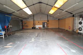 Langs de Menensesteenweg vinden we deze loods met koer en uitweg.
<ul>
<li>Oppervlakte loods: 150m²</li>
<li>oppervlakte bureel, stockage en toilet: 40m²</li>
<li>Koer voor en achteraan: +/- 450m²</li>
<li>Water en elektriciteit aanwezig</li>
<li>Verschillende toepassingen mogelijk</li>
</ul>
<br />Vrij vanaf 1 juli <br />Huurprijs te verhogen met kosten verbruik en onroerende voorheffing.
