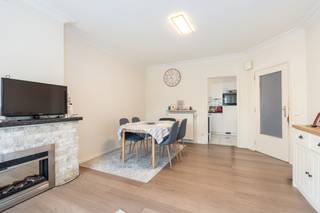 [[ DIT PAND NEEMT DEEL AAN DE ERA OPEN HUIZEN DAG OP 19/9 VAN 9:30 TOT 10:30 ]]
<p>Aangenaam appartement in Merksem met veel lichtinval, een praktische indeling en een centrale ligging nabij winkels, openbaar vervoer en belangrijke invalswegen.<br /><br />Dit appartement combineert comfortabel wonen met een uitstekende ligging in een rustige, residentiële buurt van Merksem. Dankzij de hoekligging geniet u hier van een overvloed aan natuurlijk licht en een open, ruimtelijk gevoel in de leefruimte. Met twee slaapkamers is dit appartement ideaal voor koppels, starters of wie op zoek is naar een praktische woonst nabij park, ziekenhuis en openbaar vervoer. Bovendien is er de mogelijkheid om een garage in het gebouw aan te kopen voor €15.000.</p>

<p> </p>

<p>Belangrijkste ruimtes:<br />• Ruime woonkamer met veel lichtinval<br />• Functionele keuken uitgerust met keramische kookplaat, koelkast, dampkap en dubbele spoelbak<br />• Twee slaapkamers<br />• Badkamer met ligbad en wastafel in meubel<br />• Inkomhal met parlofoon en ingemaakte kasten<br />• Apart toilet<br />• Terras <br />• Kelderberging voor extra opslagruimte<br /><br />Troeven:<br />• Rustige topligging in Merksem nabij winkels, openbaar vervoer en invalswegen<br />• Hoekappartement met veel natuurlijke lichtinval en ruimtelijk gevoel<br />• Optionele garage in het gebouw aan te kopen voor €15.000<br />• Momenteel verhuurd dus ook interessant als investering<br /><br />Neem vandaag nog contact op met je ERA-makelaar voor een bezoek. JOUW DROOMAPPARTEMENT. ZO GEVONDEN!</p>