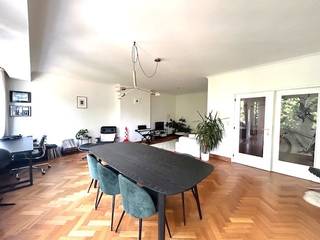 Dit appartement is gelegen in centrum Hasselt langs de kleine ring, op het Leopoldplein, op de derde verdieping.Het instapklare appartement heeft 2...