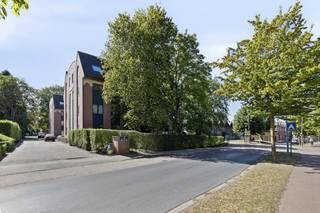 Appartement lumineux à vendre à Sint-Andries. Cet appartement à rafraîchir bénéficie d'une très bonne accessibilité grâce à sa proximité avec l'autoroute. Toutes les commodités nécessaires sont accessibles à pied (commerces, transports en commun, écoles,...). Disposition (71 m²) : - Espace de vie et cuisine lumineux- Chambre spacieuse pouvant accueillir un lit double et un placard- Toilette- Salle de bain avec baignoire et lavabo- Buanderie/débarrasSupplémentaire :- Rangement au sous-sol