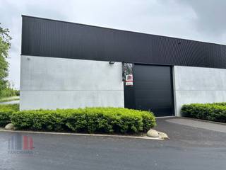 Magnifiek gelegen KMO-unit van 230 m² met 3 privatieve parkeerplaatsen te huur te Marke (Kortrijk), langs én met visibiliteit van de R8.De...