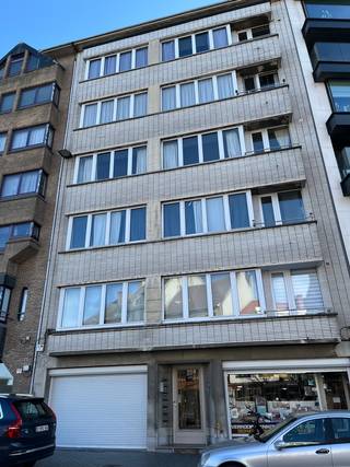 Ruim appartement met drie slaapkamers, waarvan één toegang heeft tot het terras. In het gebouw is er geen fietsenberging aanwezig, maar wel...