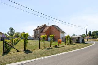 Welkom aan de Diepenpoelstraat in Rummen, waar authenticiteit en potentieel hand in hand gaan. Deze charmante woning uit 1840 werd recent...
