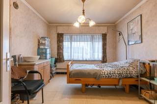 Voor meer info contacteer Eva via 0475 69 38 22 of via eva@vicusvastgoed.be<br /><br />STARTPRIJS: €150.000<br /><br />In de rustige en aangename Smissestraat in Wijnendale bevindt zich deze te renoveren woning boordevol potentieel, ideaal voor wie op zoek is naar een project om volledig naar eigen smaak in te richten. De woning is gelegen in een rustige, residentiële buurt met vlotte verbindingen naar Torhout en Brugge, en met winkels, scholen en openbaar vervoer in de nabije omgeving. Dankzij de praktische indeling en de ruime zolder biedt deze woning tal van mogelijkheden voor gezinnen of investeerders. <br /><br />Op het gelijkvloers beschikt de woning over een tweeledige woonkamer die zorgt voor een aangename leefruimte met verschillende inrichtingsmogelijkheden. Aansluitend bevindt zich de keuken en een extra berging, wat bijdraagt aan het dagelijks comfort en de praktische organisatie van de woning.<br /><br />De eerste verdieping telt drie volwaardige slaapkamers, ideaal voor een gezin of als extra werk- en hobbyruimtes.<br /><br />Een absolute troef is de ruime zolder, die kan worden ingericht als extra slaapkamer, bureau of polyvalente ruimte, waardoor de woonoppervlakte aanzienlijk kan worden uitgebreid.<br /><br />Deze woning biedt een unieke kans om een comfortabele en eigentijdse thuis te creëren op een aantrekkelijke locatie in Wijnendale.