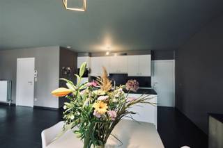 Dit appartement is gelegen op de eerste verdieping in landelijke omgeving. U beschikt over een mooi terras en een achterliggende carport.U betreedt het appartementencomplex via de algemene inkomhal, zowel via de lift als via de trap bereikt u de inkomdeur van het appartement. De indeling van het appartement is als volgt: U betreedt het appartement via de inkomhal met apart toilet en vestiairemogelijkheden. Verder is er een open ingerichte keuken, voorzien van alle nodige toestellen en praktische bergruimte. Aansluitend is er de living en eetkamer met toegang tot het terras. Aan de achterzijde van het appartement bevinden zich drie slaapkamers en een ingerichte badkamer met dubbele lavabo, inkoopdouche, toilet en ligbad.Nog enkele troeven van dit appartement: Centrale verwarming op aardgas, hoogwaardige afwerking, inclusief overdekte autostaanplaats, algemene kosten aan € 50,00/maand, laag E-peil en het appartement is vrij vanaf 1 juli 2026.Interesse? Aarzel zeker niet om ons vrijblijvend te contacteren, stuur een mail naar verhuur@bebuild.be.