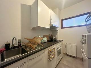 Appartement gelegen op het trendy zuid. Het beschikt over 2 slaapkamers, 1 ingerichte keuken, een living, een badkamer met zitbad en een terrasje. De vaste kosten bedragen 120 euro (minuterie, onderhoud van de lift, provisie verwarming en provisie water)