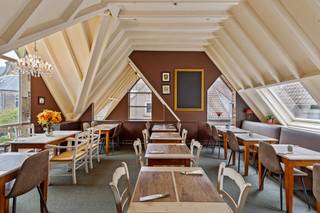 Pal in het centrum van Brugge, vlak aan de bekende Noordzandstraat, bevindt zich deze succesvolle horecazaak met bijzonder groot zonnig terras dat plaats biedt aan maar liefst 80 personen, aangevuld met nog eens 65 plaatsen binnen.<br />Via een steegje langs de drukke winkelstraat komt men op een gezellig pleintje van het Zilverpand waar men deze zaak terugvindt. Bovendien is de zaak reeds zichtbaar vanuit de winkelstraat wat zorgt voor extra passage.<br />De huidige uitbaatster baat deze brasserie al meer dan 25 jaar uit met jaar na jaar sterke cijfers. Recent werd er ook geïnvesteerd in energiezuinigheid (hoogrendementsglas) en nieuwe uitrusting. Deze horecazaak wordt momenteel uitgebaat als een brasserie met Belgisch-Franse keuken en tearoom maar dankzij de ligging en indeling biedt ze tal van andere mogelijkheden.<br />Meer info? Neem contact op met DRL VASTGOED of rechtstreeks met Klaas 0492/92.92.16 of klaas@drlvastgoed.be