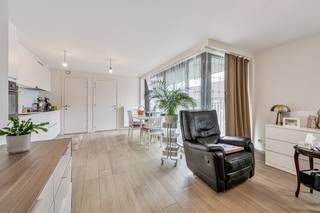 Dit 1 slaapkamer appartement is gelegen in een kleine residentie waar er in totaal slechts 11 appartementen en 11 gelijkvloerse parkeerplaatsen...