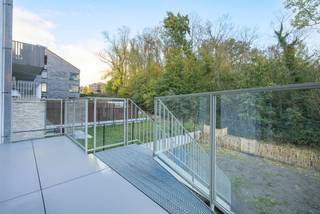 Deze nieuwbouwwoning van 270 m² is perfect ingedeeld en biedt een ideale leefomgeving voor een gezin dat op zoek is naar rust in Brussel. De woning is gelegen in de Rue du Bois Henri en combineert moderniteit en functionaliteit in een rustige en groene omgeving.<br />Op de begane grond vindt u een gezellige inkomhal, een gastentoilet, directe toegang tot de garage en een aparte hal die leidt naar een eerste slaapkamer met toegang tot het terras, een doucheruimte en een apart toilet.<br />Op de eerste verdieping komt u in een ruime woonkamer van 58 m² die baadt in het natuurlijke licht en uitkomt op een terras dat in verbinding staat met de tuin, waardoor een gezellige en warme leefomgeving ontstaat. De moderne keuken, ontworpen om design en functionaliteit te combineren, maakt deze ruimte harmonieus af.<br />Op de tweede verdieping vindt u drie comfortabele slaapkamers, waaronder een master suite met aangrenzende doucheruimte en toegang tot een aangename buitenruimte. Een moderne badkamer met ligbad voldoet aan alle dagelijkse behoeften van het gezin.<br />Tot slot biedt de inrichtbare zolder van 30 m² op de bovenste verdieping een opmerkelijk potentieel: een multifunctionele ruimte, een kantoor, een ontspanningsruimte of zelfs een 5e slaapkamer met badkamer, mits overeenstemming over eventuele wijzigingen en aanpassingen van de prijs.<br />Hoogwaardige materialen en een verzorgde afwerking maken deze panden compleet. Het huis is ontworpen met het oog op duurzaamheid en beschikt over een uitstekende thermische en akoestische isolatie, evenals een warmtepompverwarming die het hele jaar door energie-efficiëntie en comfort garandeert.<br />De verkoop vindt plaats onder registratierechten (grond) en btw-regeling (bouw). Neem contact met ons op voor meer informatie of om een bezoek te regelen. De oppervlakten zijn indicatief.