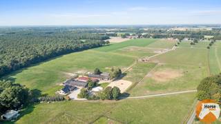 <p>OUDSBERGEN - Landbouwwoning met prachtig uitzicht en talloze mogelijkheden<br /><br />Op een absolute toplocatie, verscholen achterin en omgeven door rust en groen, bevindt zich deze stijlvolle landelijke woning met een bewoonbare oppervlakte van maar liefst 440 m². Ondanks de rustige ligging geniet u hier van een vlotte bereikbaarheid, op slechts enkele kilometers van Sentower Park en in de onmiddellijke nabijheid van fiets- en ruiterpaden.<br /><br />Deze ruime landbouwwoning uit 1978 werd in 2023 volledig gerenoveerd met oog voor kwaliteit, comfort en esthetiek.<br />Tijdens deze totaalrenovatie werden o.a. het dak vernieuwd, aluminium schrijnwerk geplaatst, zonnepanelen met batterij, airco en alarmsysteem geïnstalleerd. Binnenin werd gekozen voor een hedendaagse landelijke stijl, perfect afgestemd op de omgeving en de rustige sfeer die deze eigendom uitademt.<br /><br />De woning beschikt over een inkomhall met apart toilet, leefruimte met gashaard, eetplaats, ingerichte keuken. Vanuit eetplaats en keuken heeft men toegang tot het zeer ruim en zonnig terras met mooi weids uitzicht over eigen weiland.<br /><br />Op de verdieping treffen we 4 slaapkamers, waarvan 1 momenteel ingericht als dressing en een stijlvolle badkamer.<br /><br />Op het niveau van de garage is er een volledig ingerichte studio met eigen keuken, een zithoek, een badkamer en slaaphoek – ideaal voor inwonende familie, groom of extra slaapkamers.<br /><br />Deze studio heeft toegang tot een aparte doorgang voor en achteraan en een apart terras.<br /><br />De volledige onder keldering geeft dan weer voldoende bergruimte.<br /><br />Buiten bevinden zich hier verder 4 loodsen waarvan in de eerste loods momenteel 15 tijdelijke wedstrijdboxen met 2 wasplaatsen en 2 zadelkamers zijn ondergebracht. De tweede loods is in gebruik als opslagloods en de 3e e 4e zijn totaal te renoveren of af te breken.<br /><br />Voor de paardenliefhebbers is verder ook alles voorzien: een buitenpiste (30x50), een longeercirkel, een stapmolen alsook paddocks en aanpalende weilanden.<br /><br />Tevens is er eventueel ook meer aanpalend weiland mee te koop.<br /><br />Informeer naar de voorwaarden en contacteer ons nu voor een bezoek op 053/60 65 66!</p>